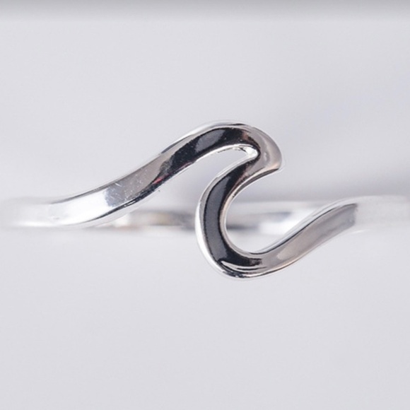 🌟Host Pick🌟 Ocean Wave Silver Ring Size 8 - Picture 4 of 15